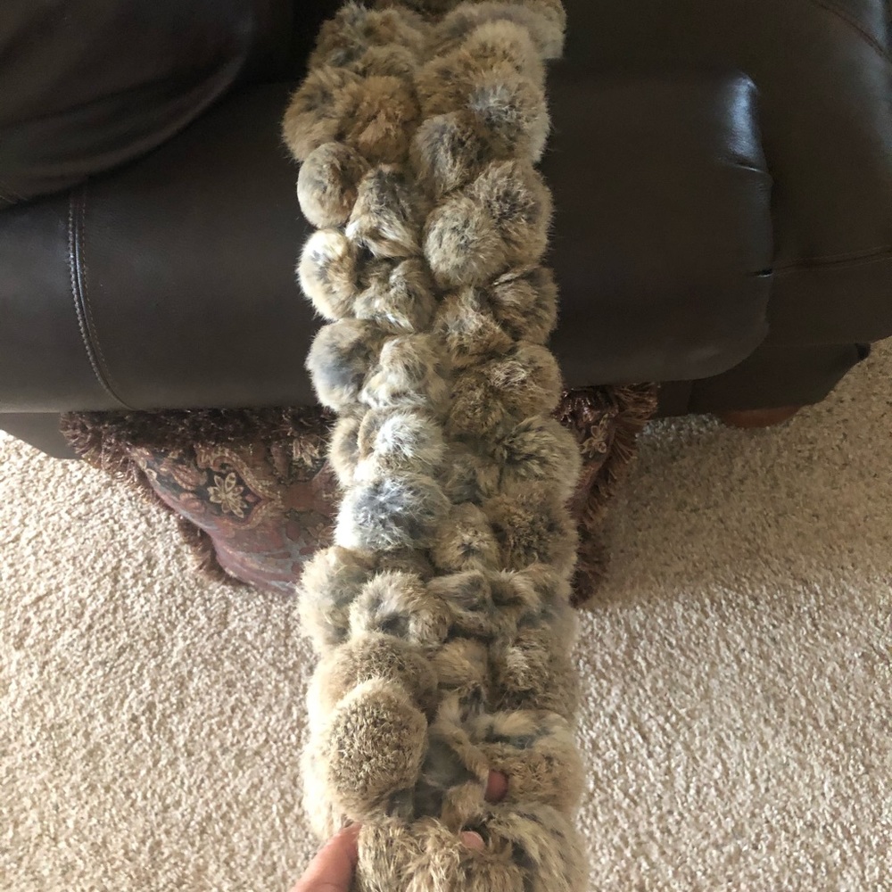 A Rabbit fur scarf! - Picture 3 of 6